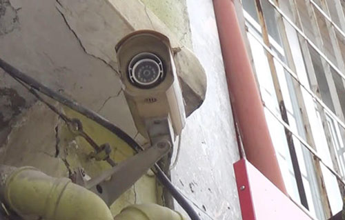 Güvenlik kamerası komşunun evini göremez